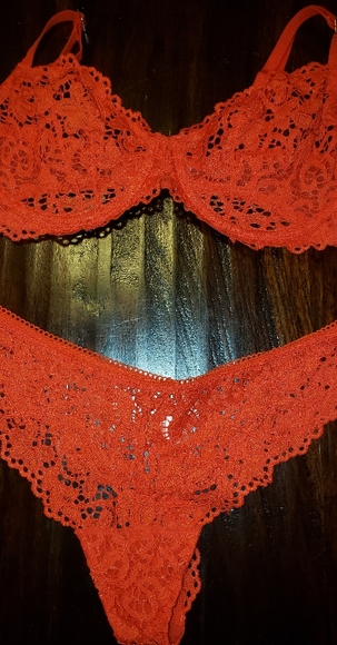 DKNY Red Lace Bra & Cheeky - Picture 2 of 6